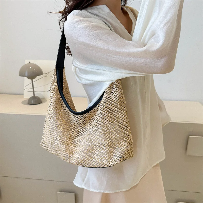 Borsa tote in tessuto naturale con stile K. Questa borsa sottobraccio spaziosa ed elegante è il tuo accessorio estivo essenziale.