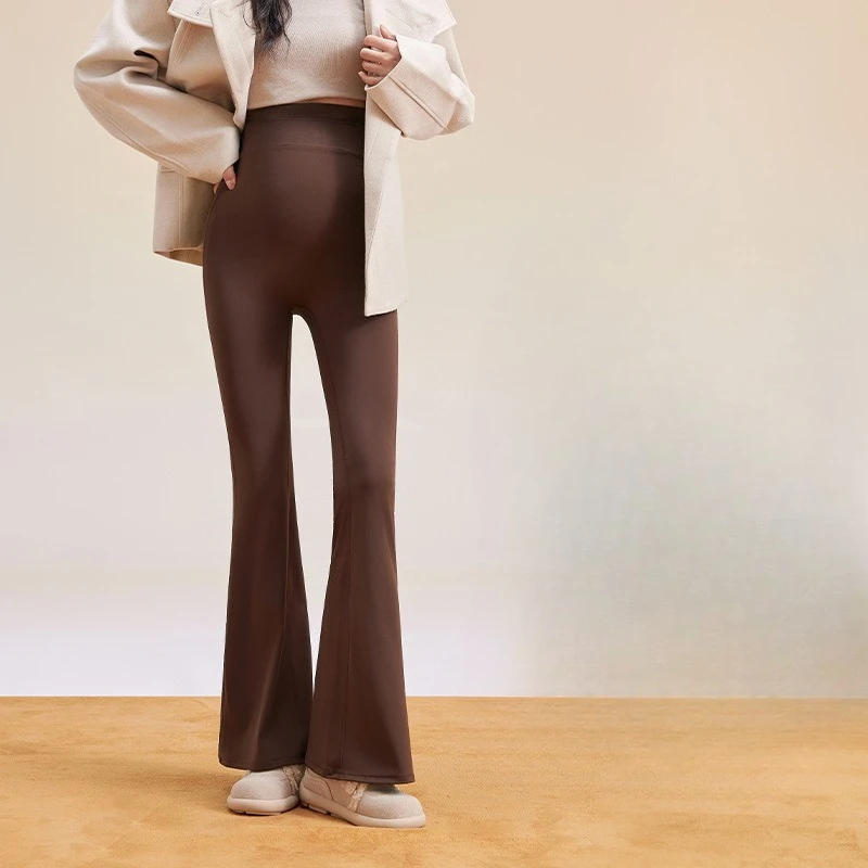Pregnant women wearing slightly flared pants can look slimmer and lift the buttocks