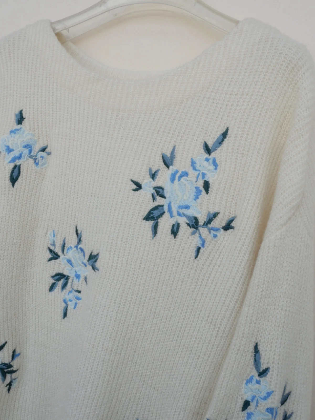 سترة نسائية شتوية فضفاضة مستديرة مطرزة خفيفة الوزن منفوشة 3 أمتار بيضاء مريحة للتنقل من الألياف المنصهرة #4