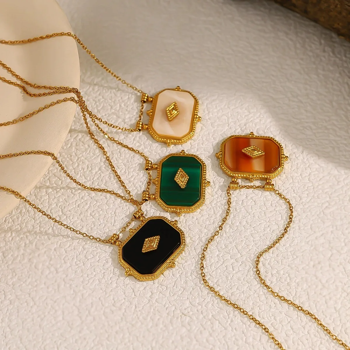 Edelstahl-Halsketten mit geometrischem Retro-Anhänger für Damen, luxuriöser Acryl-Charm, 18 Karat vergoldet, trendiger Schmuck, Weihnachtsgeschenk