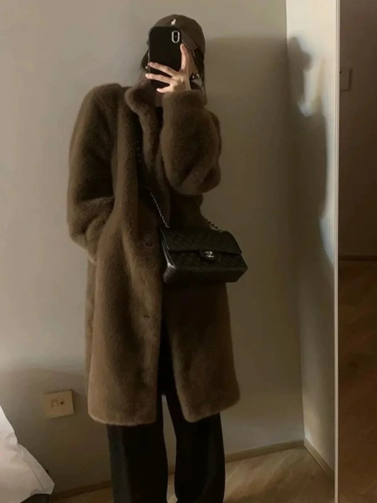 Casaco de Inverno 2025 F Longo e Espo de Pelúcia de Pele Sintética Ecológica Estilo de Viagem com Gola Alta.