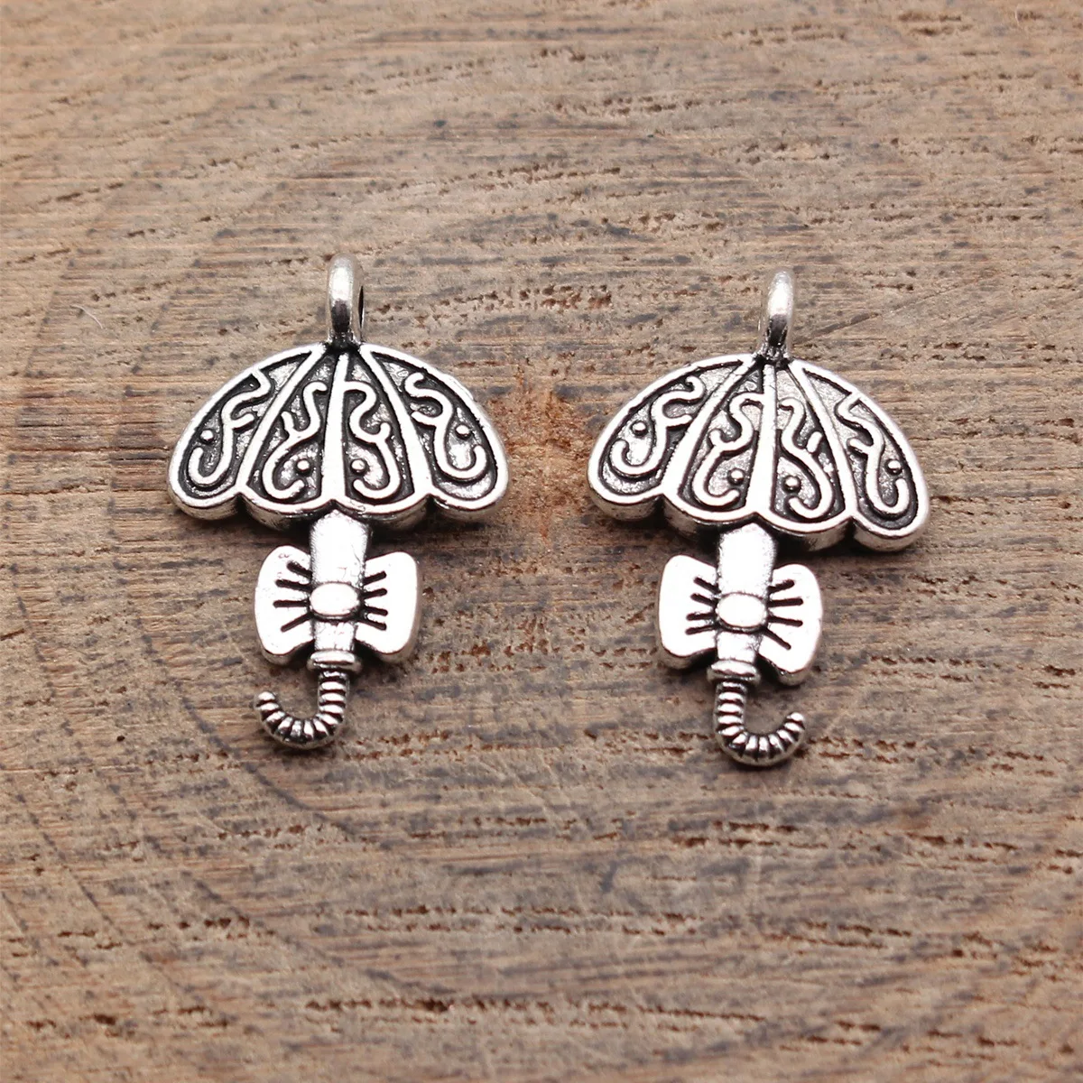 

40 шт. подвесок-шармов в форме зонтика с боковым креплением, 20x13 мм (0,79x0,51 дюйма), цвет античное серебро, для изготовления ювелирных изделий своими руками