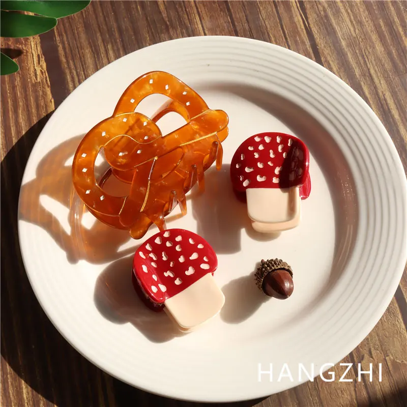 HANGZHI Creative Cute Red Mushroom Hair Clip Retro Laugenbrezel Shark Hair Claw for Women Girls Trendy Travel Headwear 2023 New