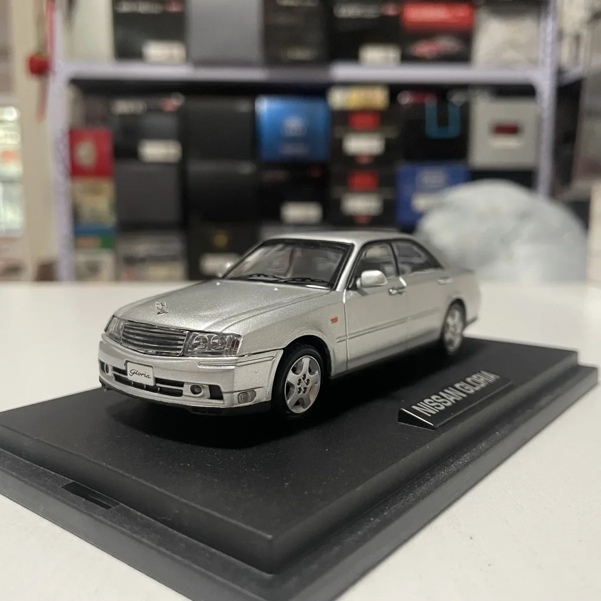 Die-cast 1:43 Scale Nissan Gloria Y34 VIP Simulation Alloy Static Car Model Fans Collection Home Decoration Metal Ornaments