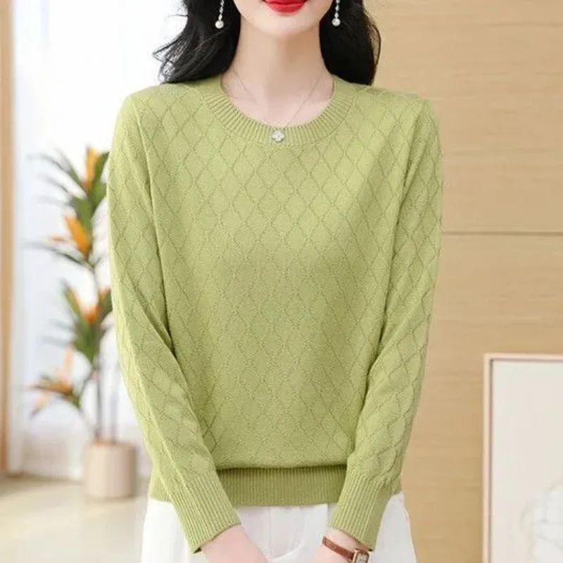 

Новинка 2023 года, осенняя одежда для мам, свободные вязаные топы, однотонная нижняя рубашка с низким вырезом для пожилых людей среднего возраста