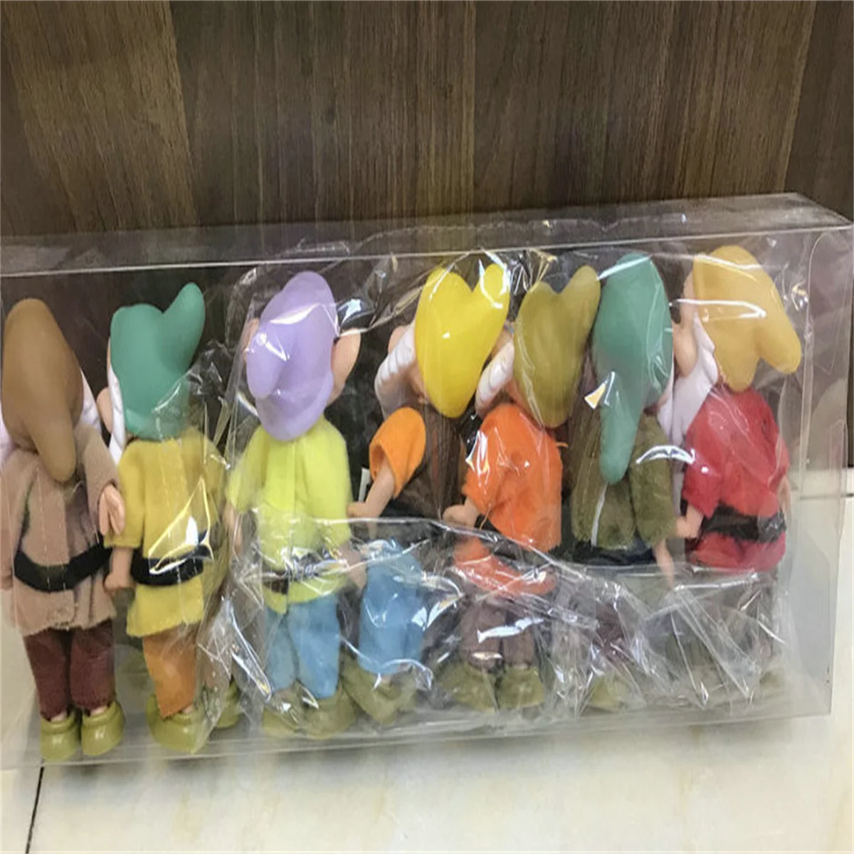 يقدم الآباء هدايا عيد الميلاد الكلاسيكية للأطفال