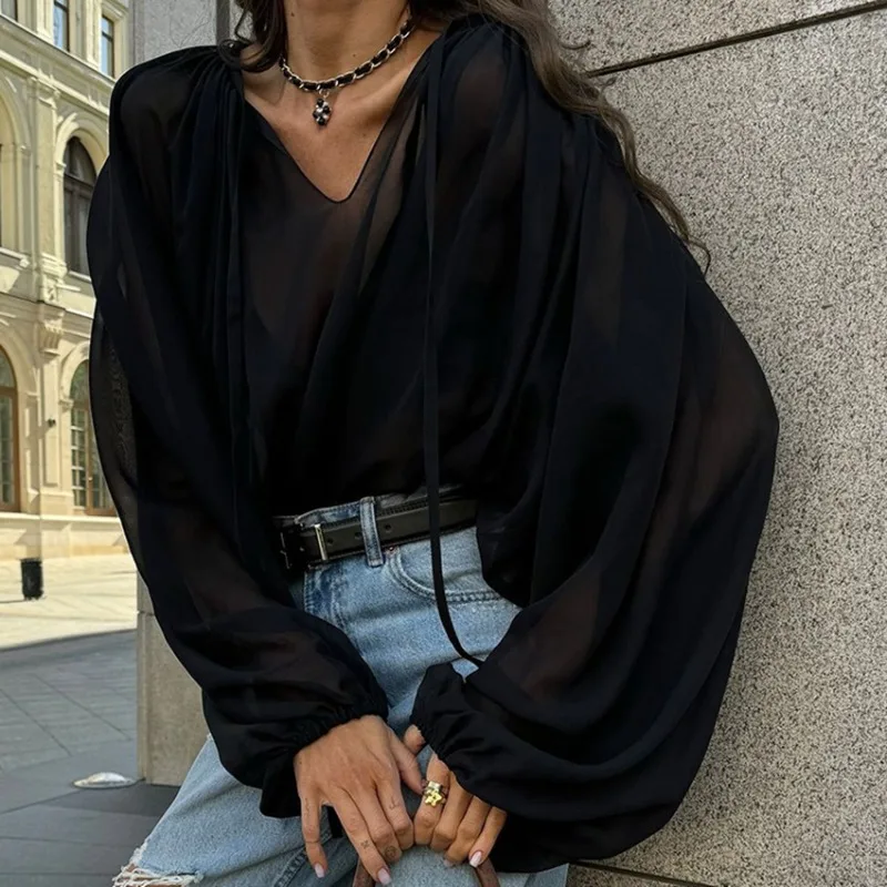 2025 الخريف والشتاء تصميم جديد شخصي الدانتيل متابعة قميص نسائي أسود متعدد الاستخدامات المتخصصة الكتف كم أعلى