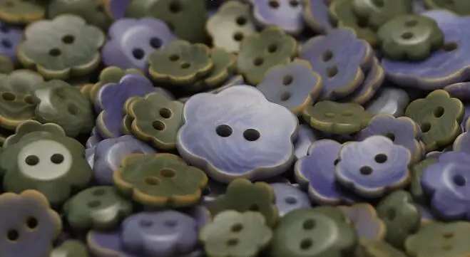 10pcs/LotSize:11mm-20mm Flower shape two eyes resin Buttons fashion Button Knitted cardigan jacket decoration Sewing (SSA-4076)