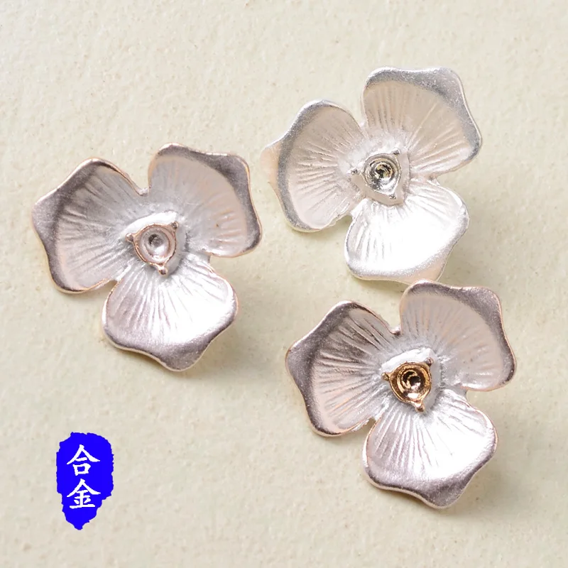 

100 pieces set of new Bo Tu three-leaf crystal flower handmade clothing decoration button material is now approved