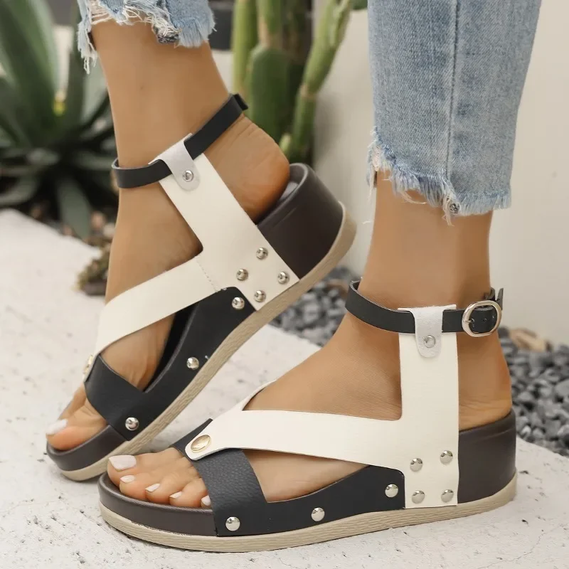 2025 الصيف الكاحل التفاف المرأة في الهواء الطلق صنادل أرضية مشبك حزام أسافين عادية مختلط الألوان حجم كبير أحذية مشي اليومية