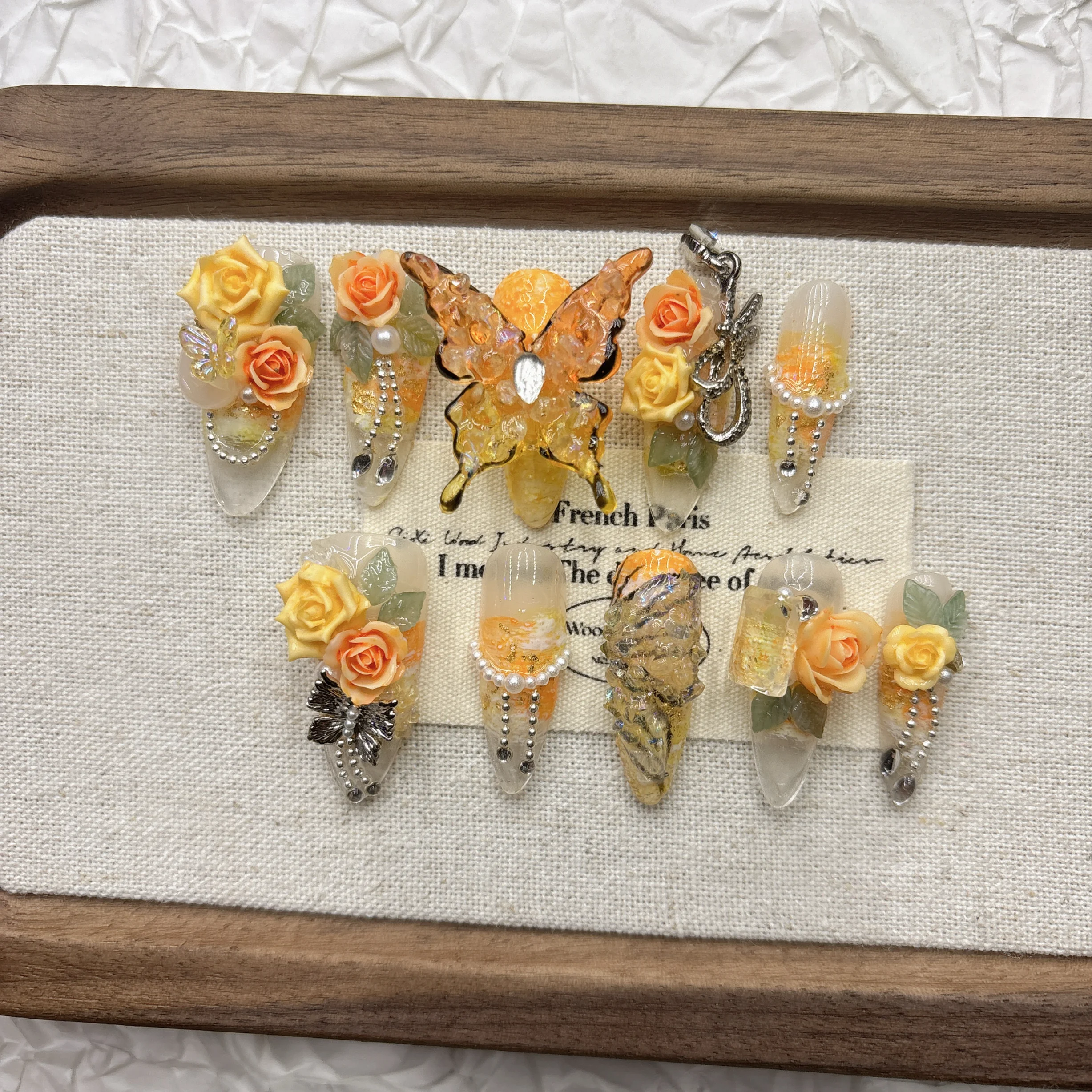 ゴールデンイエロー 3D ローズバタフライプレスオンネイル レジンラインストーン 透明ベース 3D フラワーバタフライデザイン ロマンチックフェアリーコア