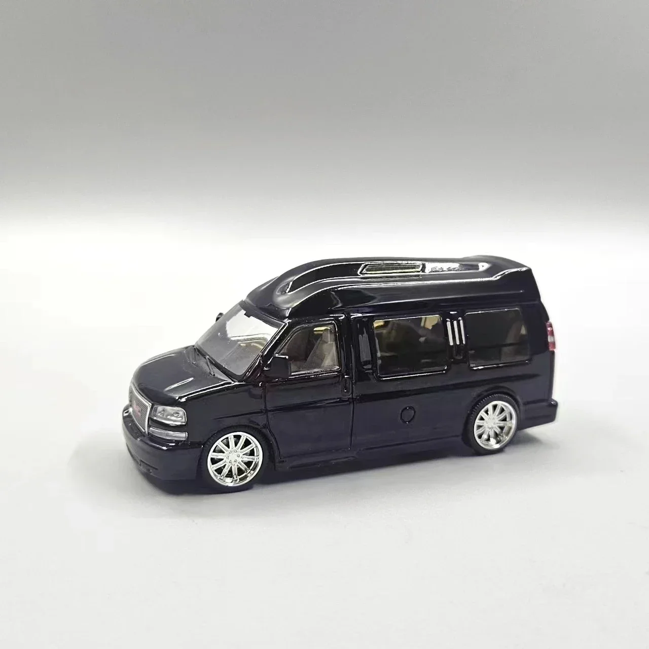 GOC 1:64 GMC Black limited 800 Diecast Model Car