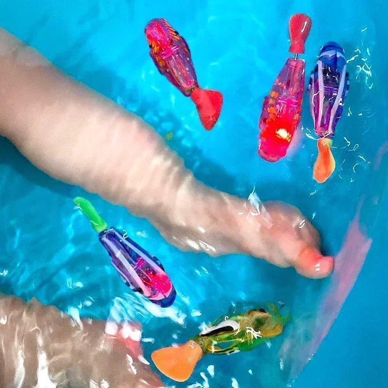 子供のためのフラッシュライト付き電子魚マット,動物の形をしたミニ動物,電気水泳玩具,電池式,1個