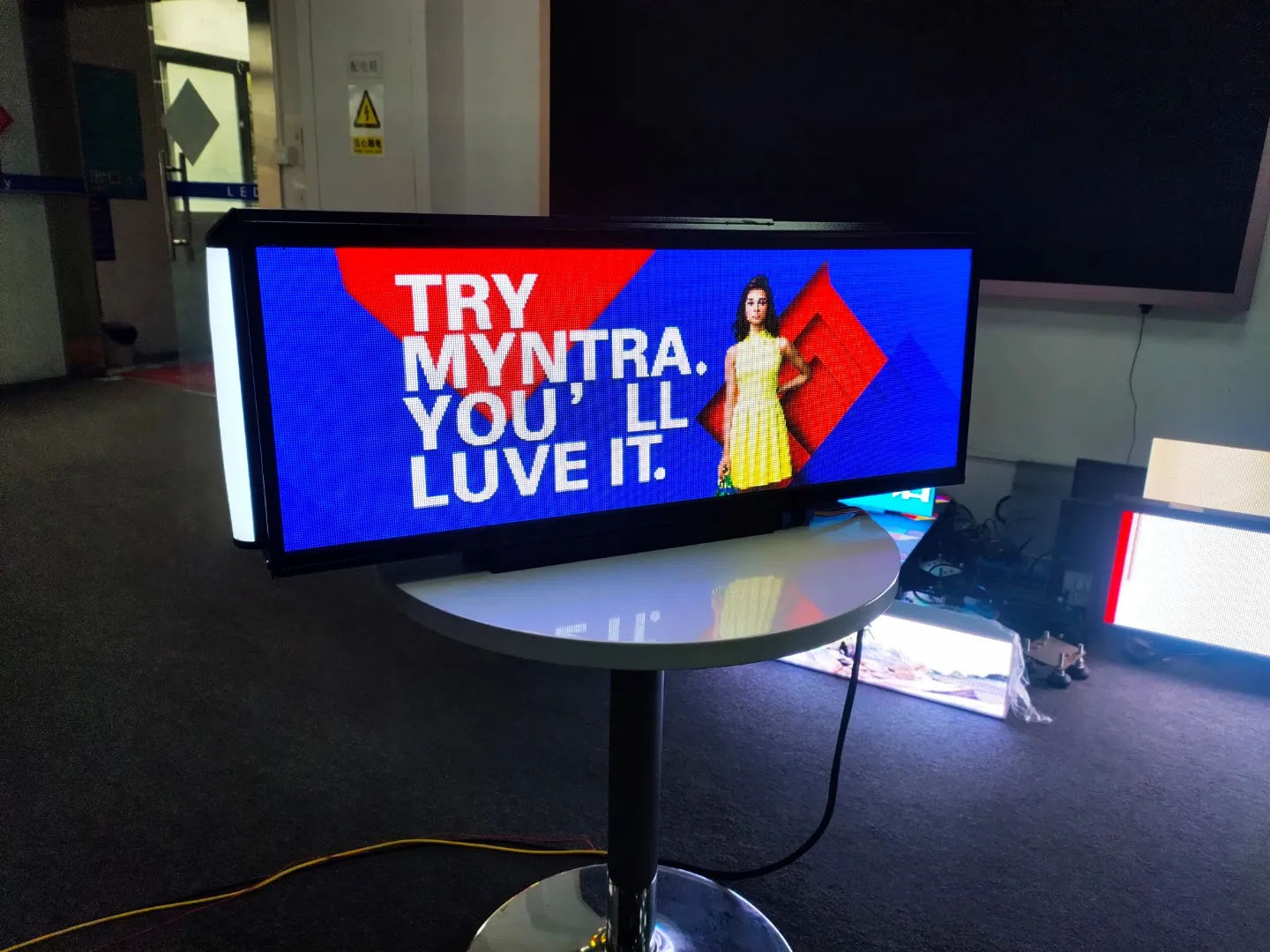 Hohe Helligkeit P2.5 LED-Außendisplay für Taxi-Oberteile, doppelseitig, mit Lichtsensor, 1106 x 408 x 141 mm Abmessungen