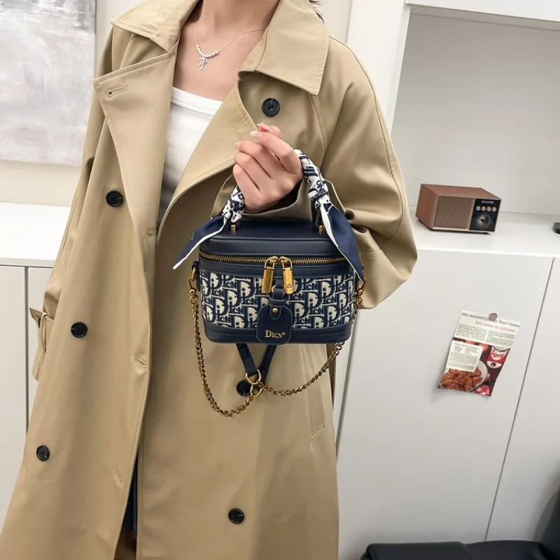 

Elegant Crossbody Bag For Adults Vintage Embroidery Design Adjustable Strap Stylish For Brunch Dates And Business Meetings