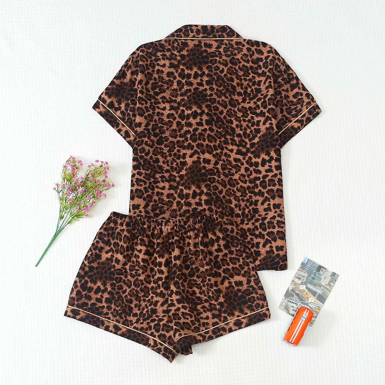 Two-Piece Comfortable Leopard Print Lapel Button-Down Short-Sleeve Top with Pockets and Bow Shorts, Spring/Summer Women's Pajama Loungewear Set Suitable for Home Use