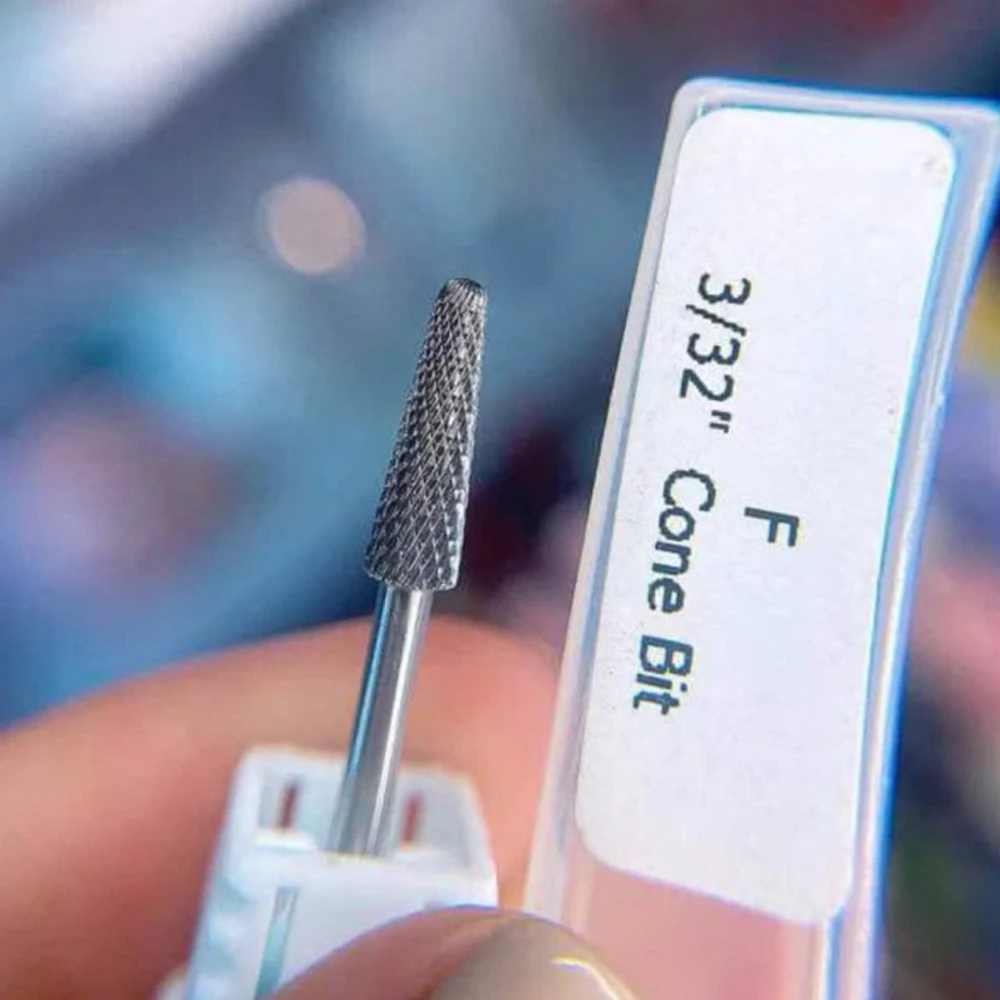 3/32" kleiner kegelförmiger Hartmetall-Nagelhautreiniger-Bit mit mittlerer Körnung für elektrische Nagelbohrer