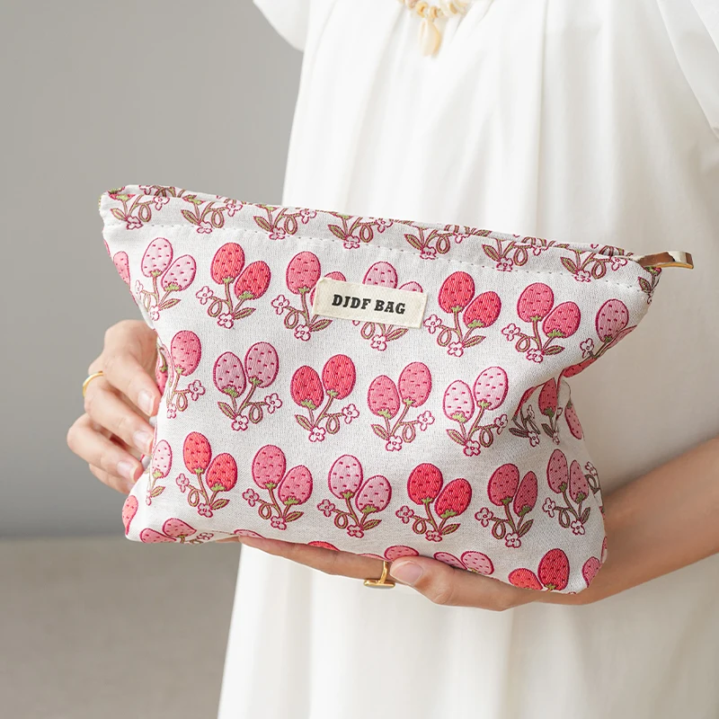 Borsa per il trucco da donna borsa portatile per cosmetici alla fragola rosa di grande capacità con cerniera Design borsa da toilette da viaggio