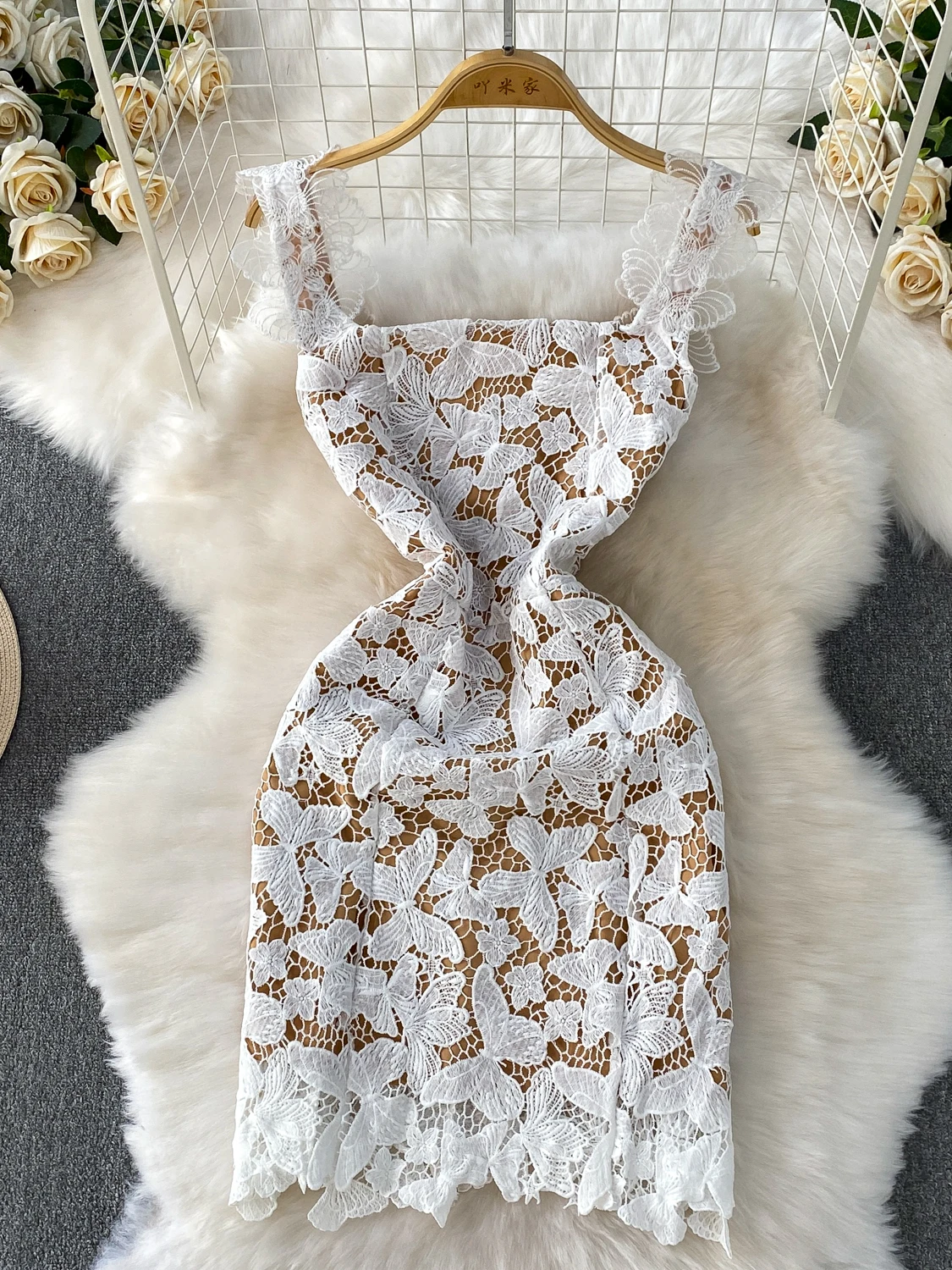 فستان أنيق مثير بحزام من الدانتيل على شكل فراشة للنساء صيفي قصير الخصر فستان للتنقل على الطراز الكوري بخصر عالٍ غير مرن