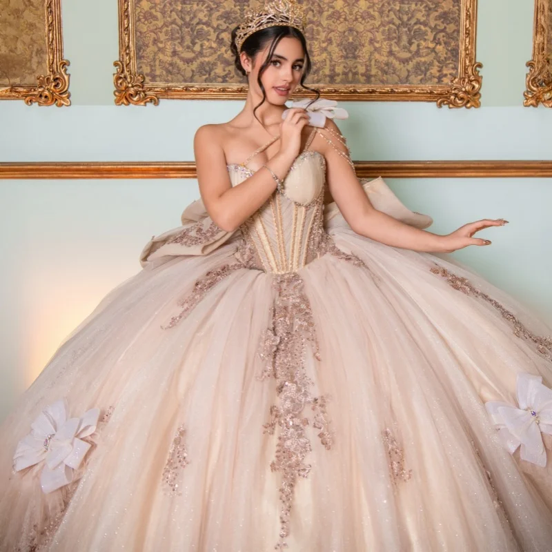 

Платья для квинсеаньеры цвета шампань с открытыми плечами, кристаллами, блестками, кружевными оборками и длинным шлейфом. Индивидуальный пошив.