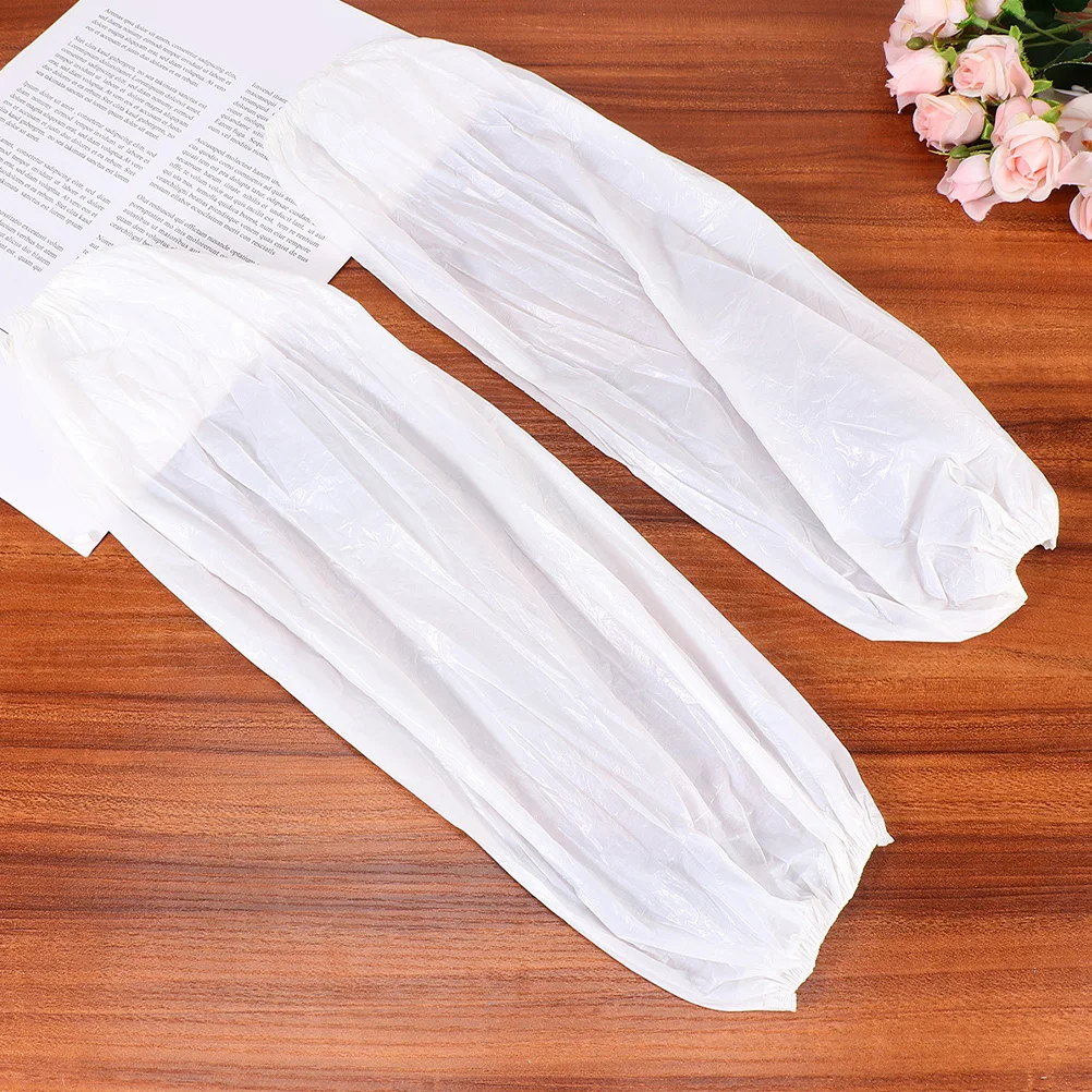 100 قطعة من أغطية أكمام أذرع تبريد بلاستيكية للاستعمال مرة واحدة مقاومة للماء متينة للرجال والنساء في المطابخ والمختبرات والصالونات والأكمام البلاستيكية