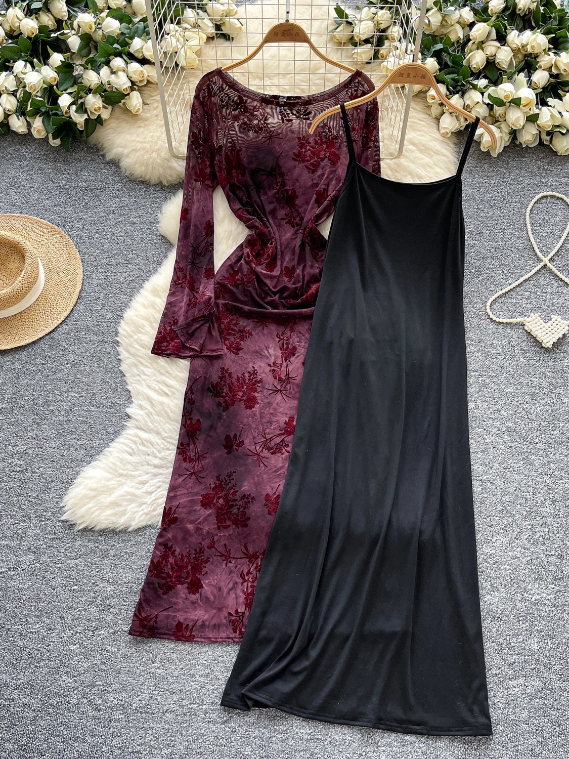 فستان نسائي بأكمام طويلة لموسم الخريف مع تطريز زهري وتصميم ضيق مع حزام، يعكس أناقة السيدة وشخصية أنيقة مناسب للتنقل في المدينة