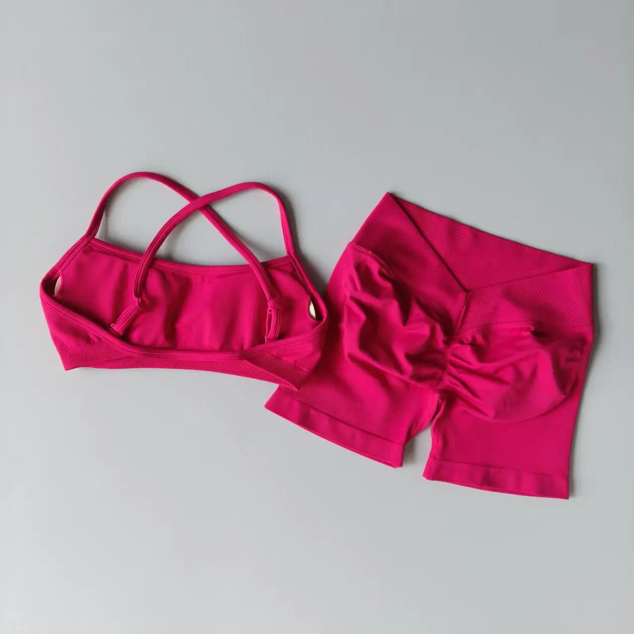 Nahtloses 2-teiliges Leggings-Set für Damen, nahtloses Yoga-Set, hochtaillierte Shorts mit Scrunch-Effekt und Neckholder-Sport-BH, Trainingsanzug für das Fitnessstudio – Detail 2