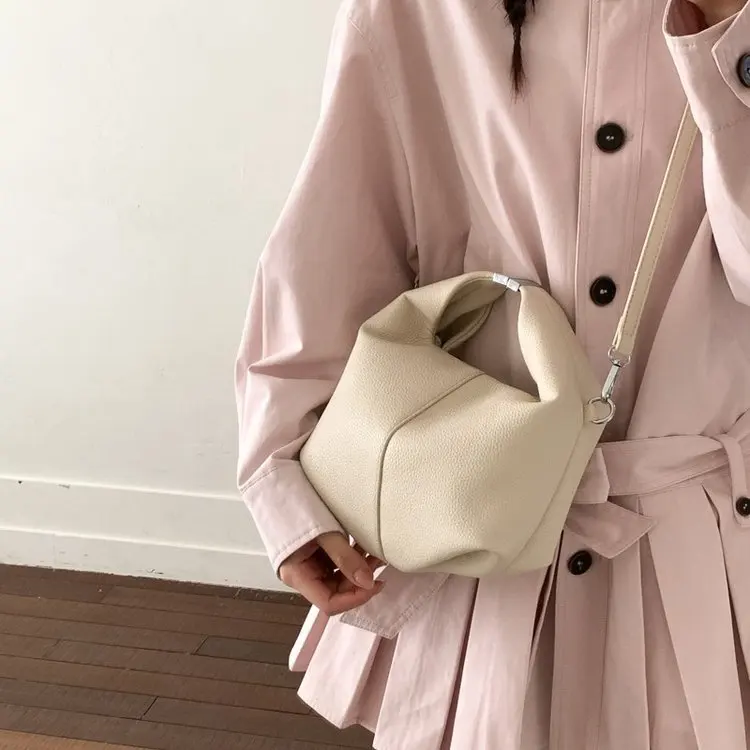 

2026 New Women's Versatile Underarm Bag - High-End Light Luxury, Retro Elegance, Wide Strap for Handheld/Shoulder/Crossbody