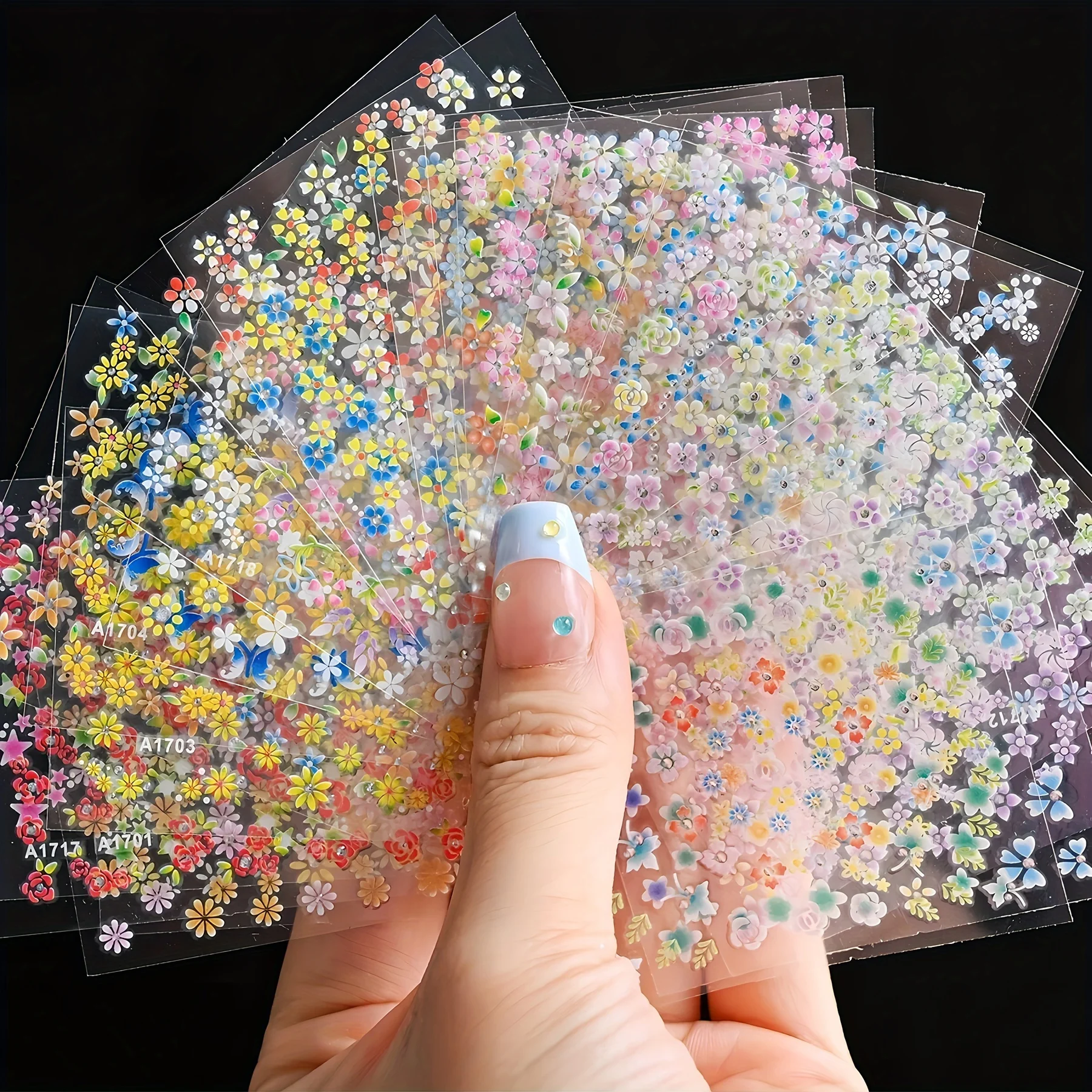 Ein Set mit 30 selbstklebenden 3D-holografischen Blumen-Nagelaufklebern mit einem funkelnden Glitzer-Blumendesign. Diese Einweg-Plastikdosen