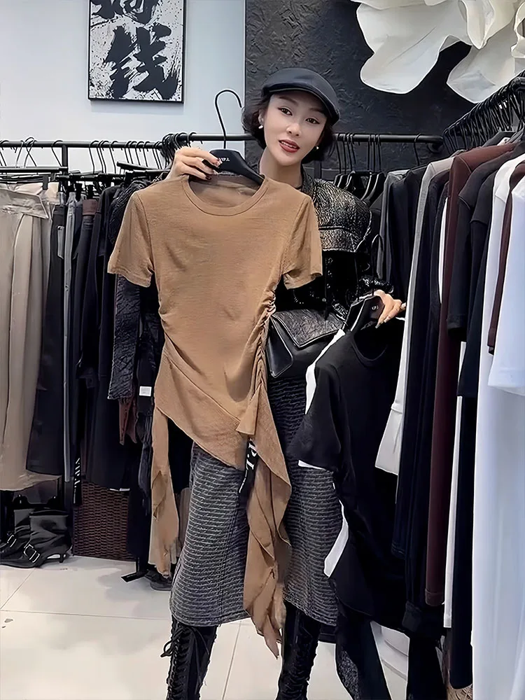 تي شيرت نسائي بأكمام قصيرة بشريط 2025 منتج صيفي جديد ساخن فائق الجمال وتصميم جميل وفريد من نوعه قمة غير منتظمة