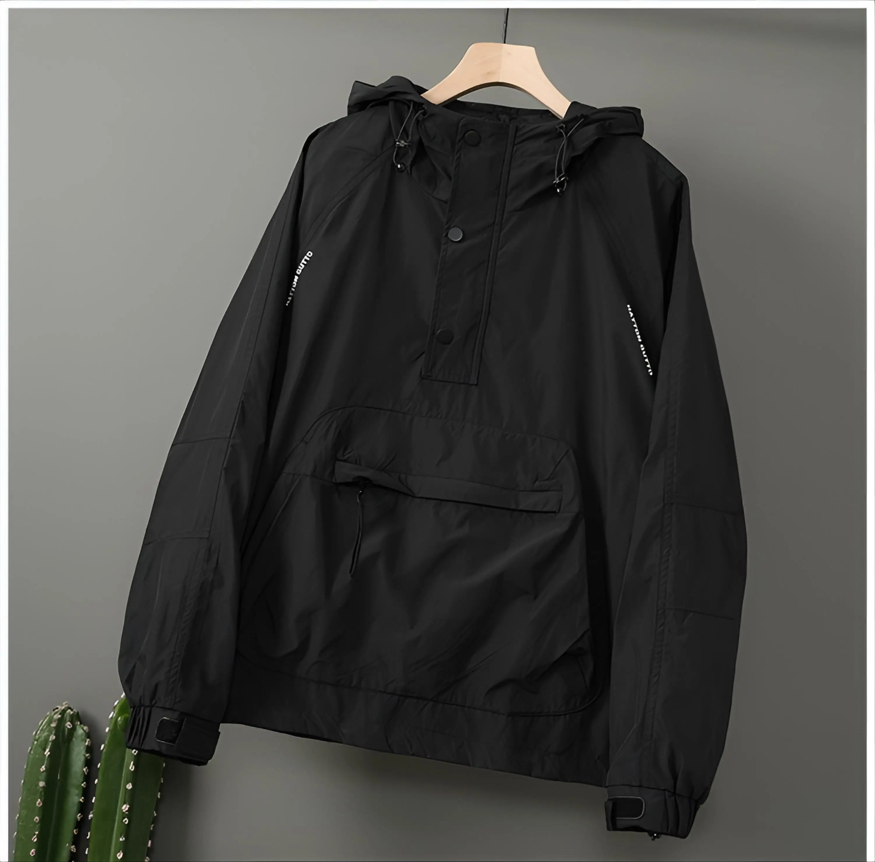 

Мужская куртка-ветровка розового цвета из сетчатой ткани для активного спорта: бега, фитнеса, тренировок в зале. Легкая, дышащая, для занятий спортом.