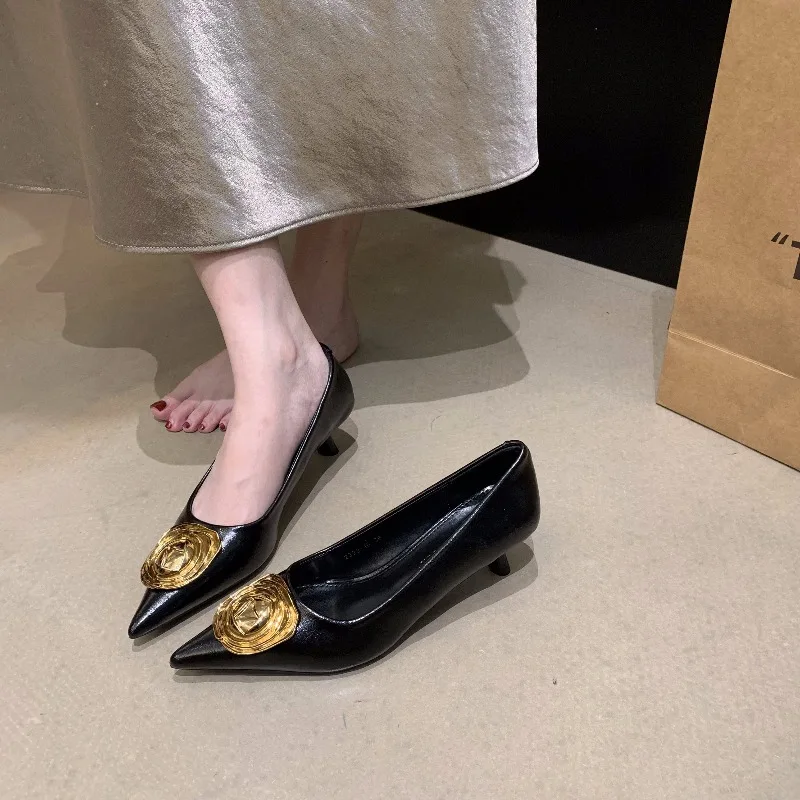 Printemps automne nouveau Sexy rétro mi talon chaussures simples femmes bout pointu métal fleur décoré talon mince confortable femmes chaussures
