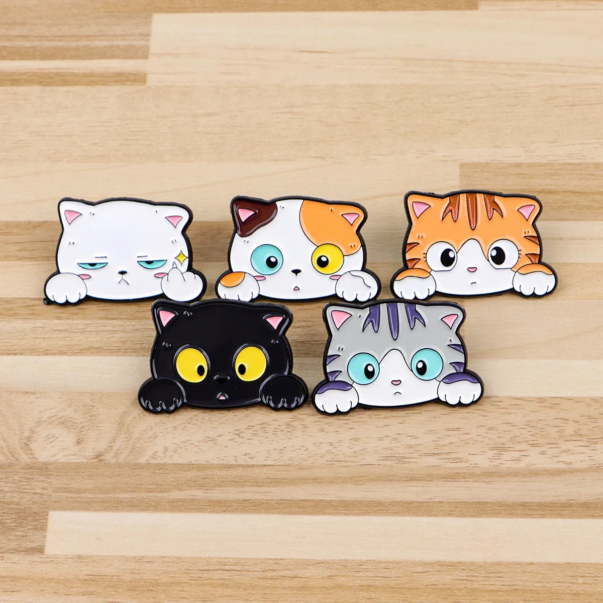 سعيد الحيوانات الأليفة القطط لطيف المينا دبوس الكرتون الحيوانات دبابيس امرأة الرجال على ظهره اكسسوارات أكياس شارة التلبيب مجوهرات هدية للأطفال