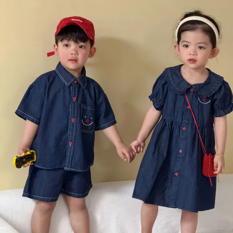 

Детский летний джинсовый костюм: рубашка для мальчиков, новинка 2026 года, платье с коротким рукавом для девочек, парные наряды для брата и сестры