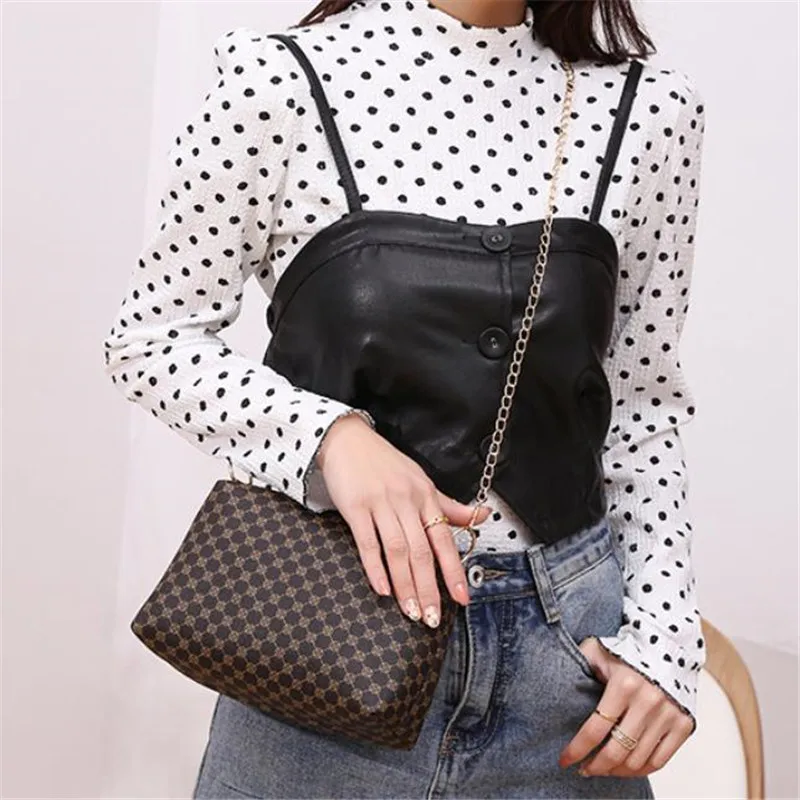 

Checkered Fashion Shoulder Bag, Available Multiple Color with Delicate Chains and Straps, Interpreting Fusion Retro and Fashion