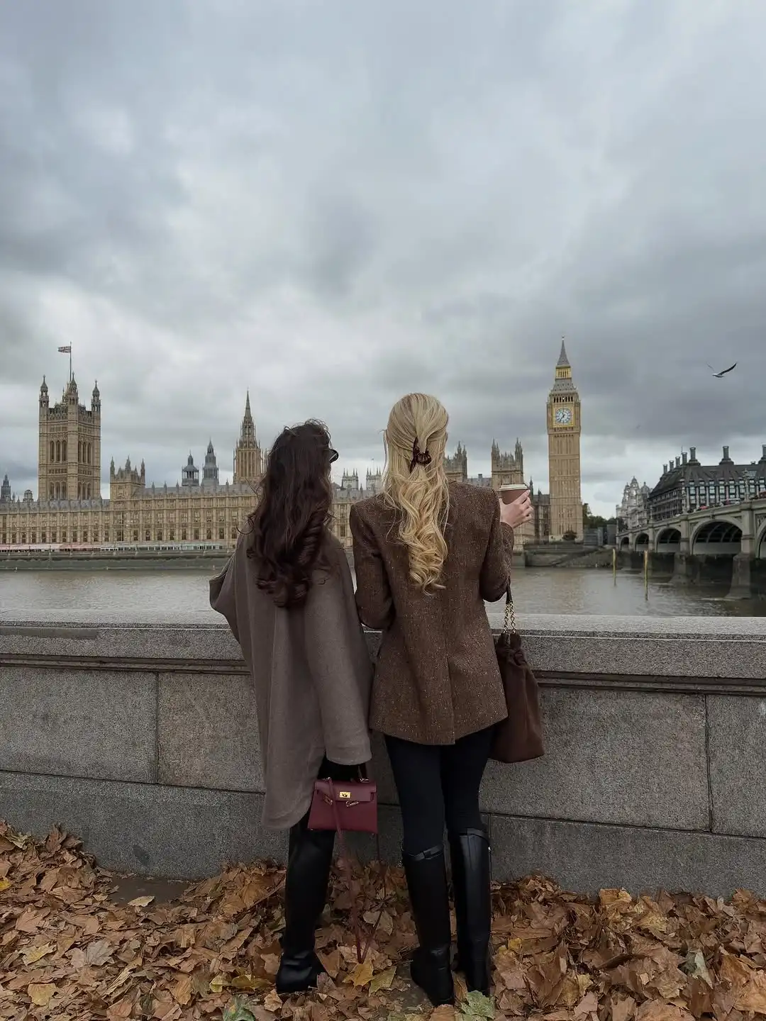 Damski płaszcz z wełny, elegancki kołnierz ze skóry, jednorzędowy, z kieszeniami, luźny krój, idealny na co dzień, do pracy, do biura.