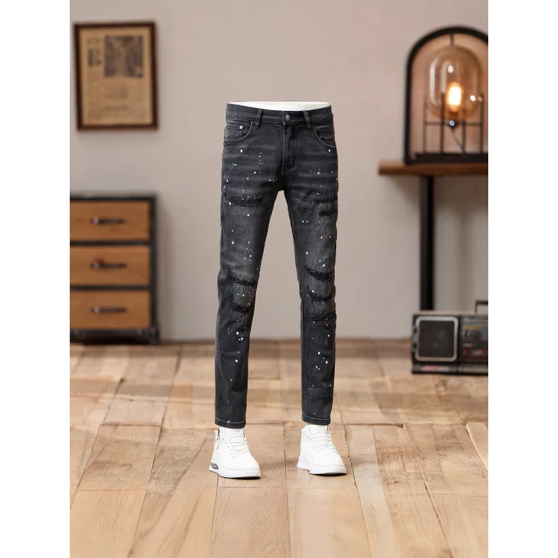 Jeans da uomo con toppe strappate nere grigie con street style, stampa a pois con vernice retrò americana cool e trendy, pantaloni slim fit a gamba piccola