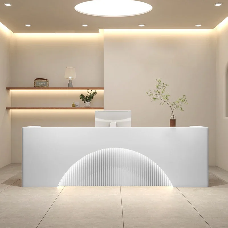 Mostrador de recepción de madera blanco moderno de lujo para salón de belleza de tamaño personalizable con luz LED