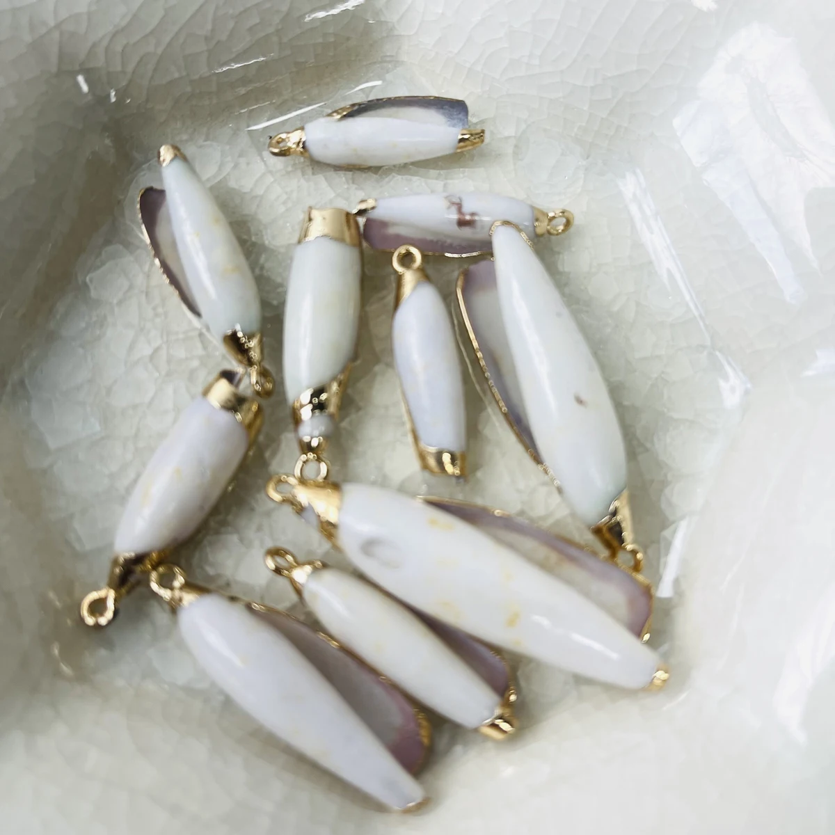 

50 шт., натуральные пресноводные ракушки, подвески-раковины, белые подвески в виде ракушек для изготовления ювелирных изделий, женские ожерелья, серьги, оптовая продажа