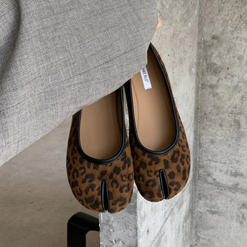 ippeum-zapatos-tabi-de-terciopelo-mujer-mary-janes-2025-nuevas-bailarinas-leopardo-borgona-2