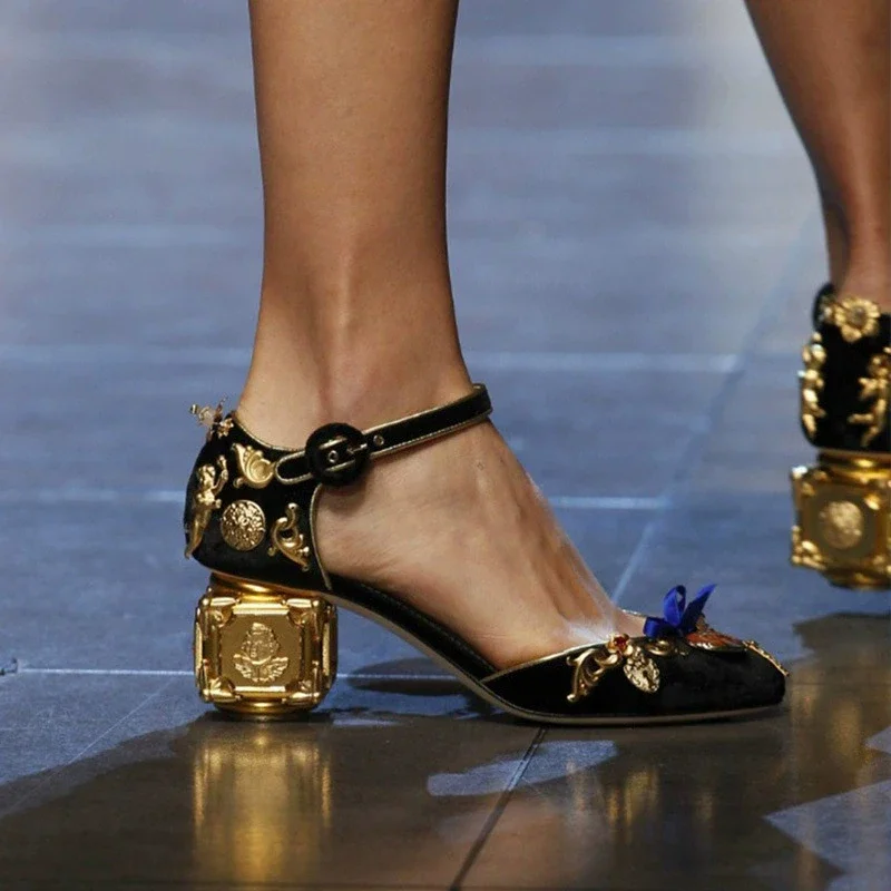 

Бархатные этнические металлические босоножки на среднем каблуке с круглым носком и закрытым носком, женские босоножки на каблуке специальной формы с цветочным бантом, лето 2025 г.