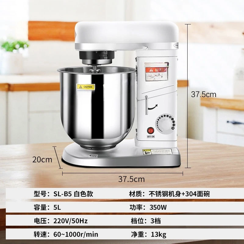 Mit einer multifunktionalen Schlagsahnemaschine