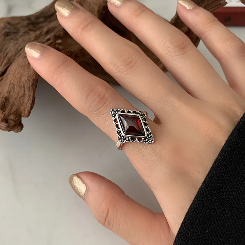 Wysokiej jakości Vintage Rhombus Design Red Garnet Stone Thai Silver Ladies Rings Hurtownia biżuterii dla kobiet Prezenty świąteczne