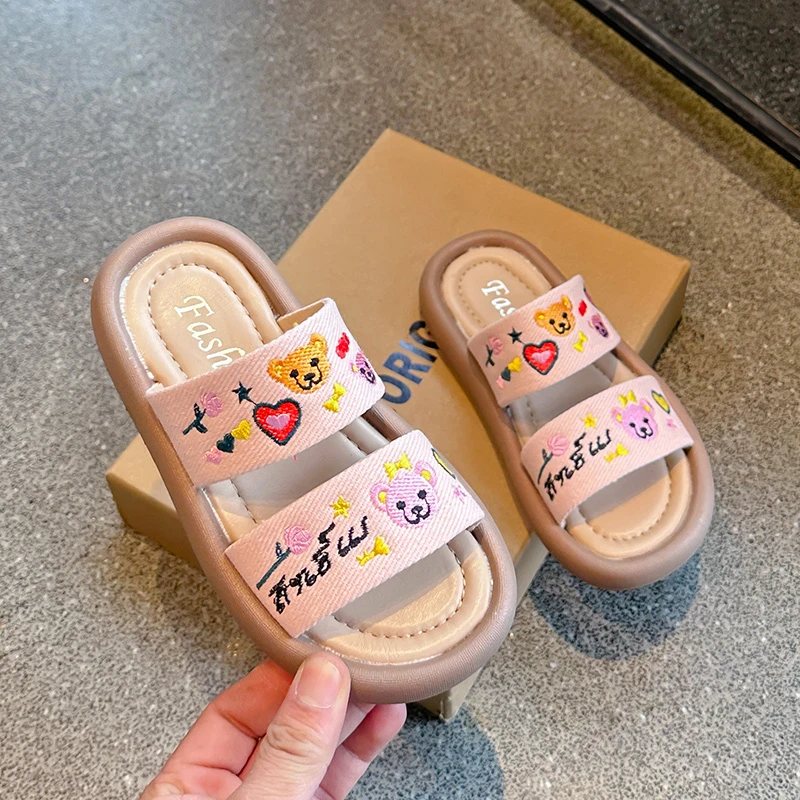 Pantofole estive per bambini pantofole con suola morbida per ragazze fuori scarpe Open-toe Cute Bear ricamo bambini scivoli da spiaggia antiscivolo