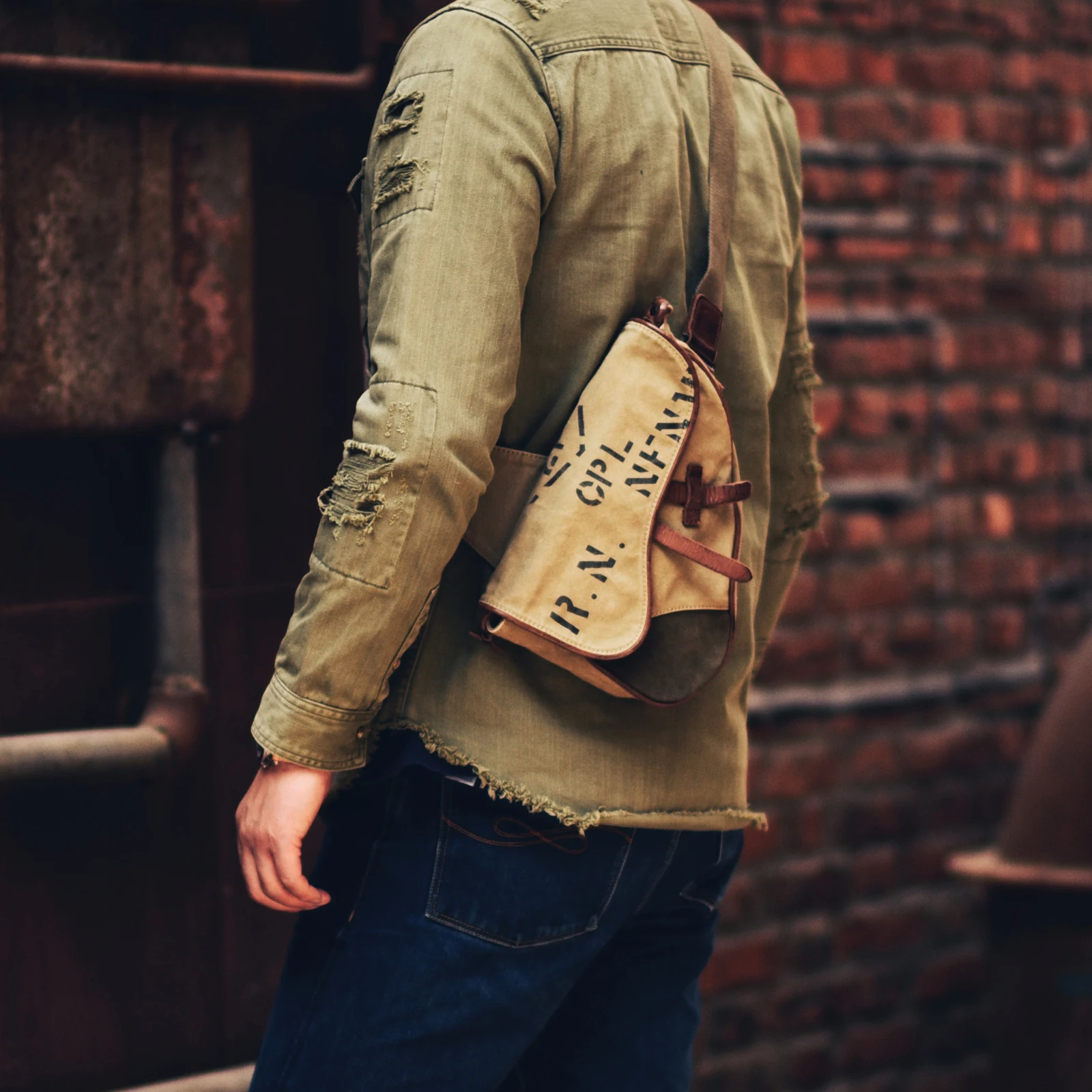 Retro military style chest bag washed thick canvas stitching cowhide motorcycle bag distressed casual saddle bag Waist Bag