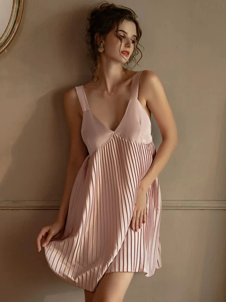 ثوب نوم نسائي فاخر من الساتان لعام 2025 - فستان بفتحة رقبة على شكل V عميقة ومفتوح من الخلف، ملابس مريحة أنيقة لربيع وصيف