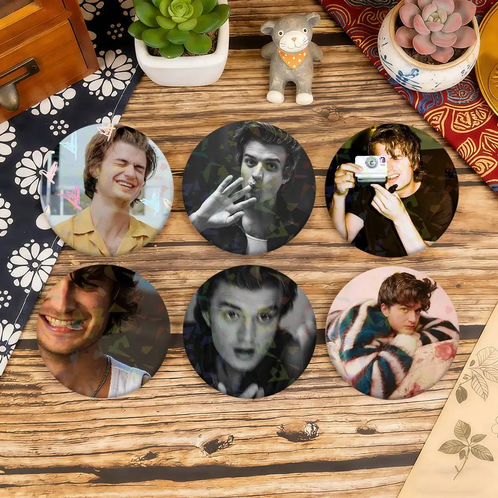 J-Joe K-Keery Badges Soft Button Pin, leuchtend bedrucktes Icon, Geschenk für Freunde, Abzeichen, Kragenbrosche, Anstecknadel aus Metall