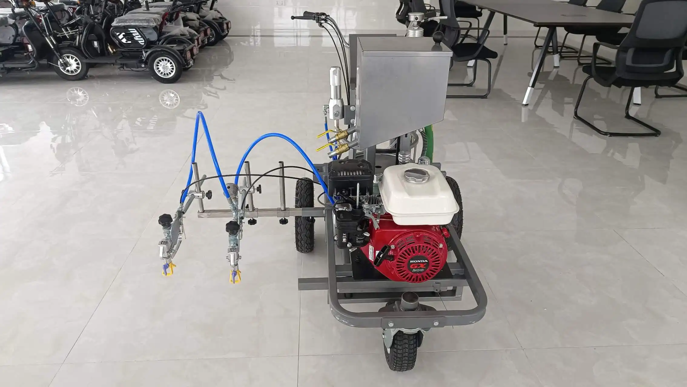 Nuova macchina automatica per la marcatura stradale fredda con supporto per perline sciolte in vetro con pompa e motore per una efficiente marcatura di linee di verniciatura