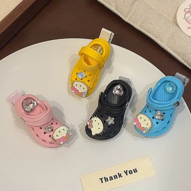 

Kawaii Sanrio Hello Kitty Cave Shoes Шпилька для друзей Симпатичная челка с боковым зажимом Универсальный головной убор для девочек Креативные подарки на день рождения