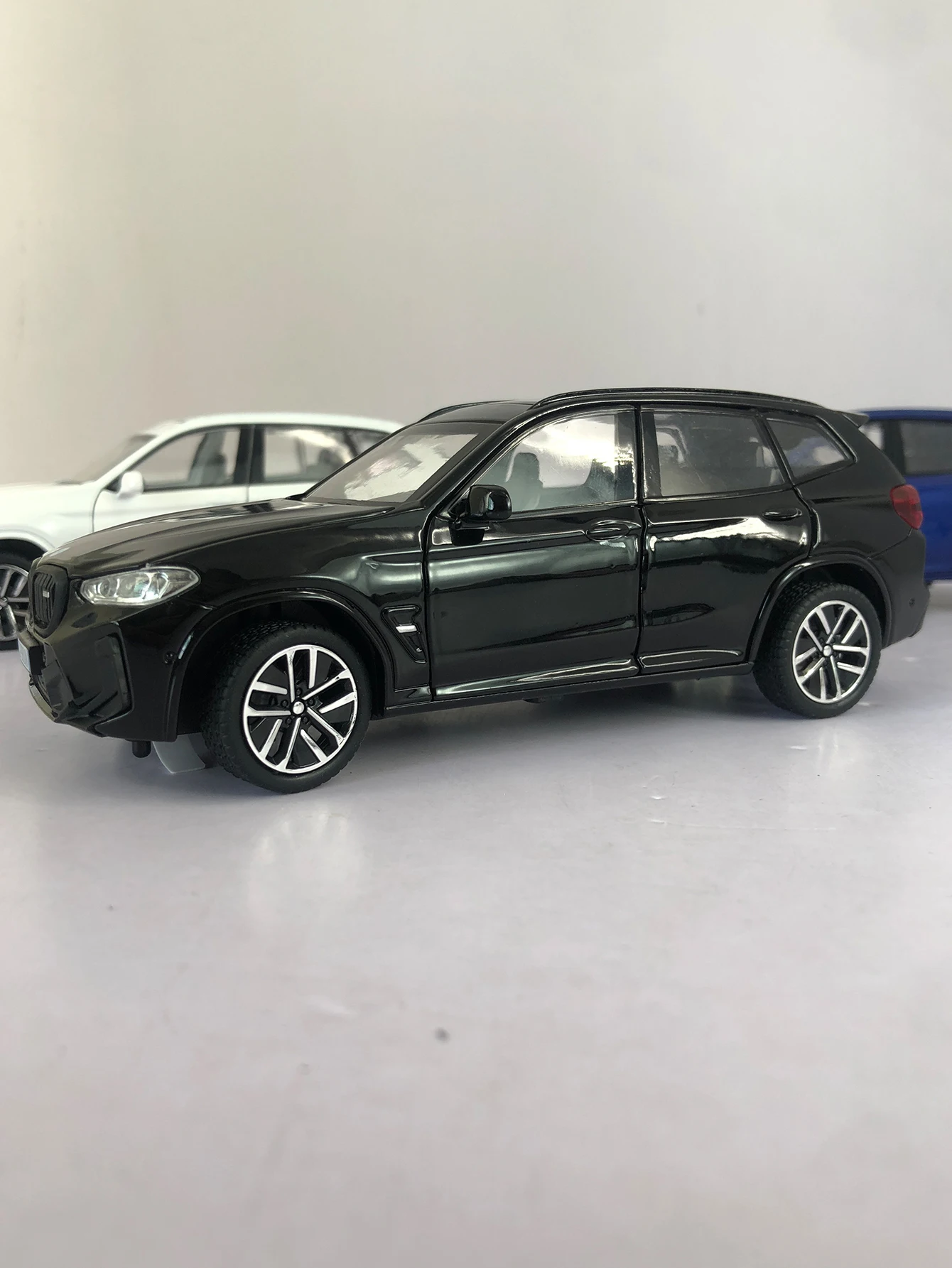 1: 32 symulowany model samochodu SUV ze stopu cynku, statyczna ozdoba, metalowy kolekcjonerski samochód na prezent